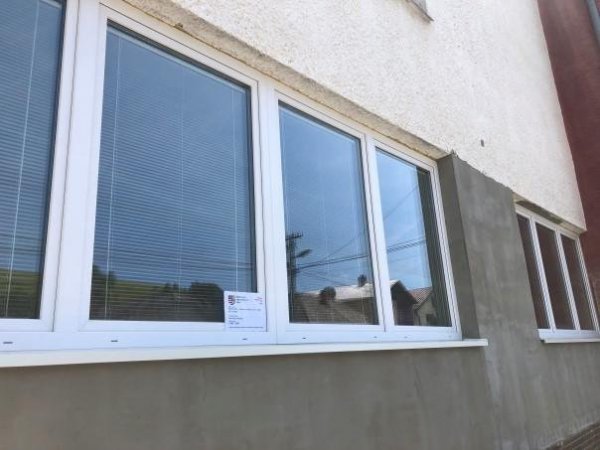 Výmena okien v budove obecného úradu - salónik, WC a chodba Výmena okien v budove obecného úradu - salónik, WC a chodba