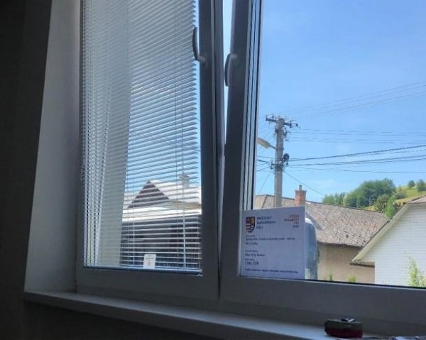 Výmena okien v budove obecného úradu - salónik, WC a chodba Výmena okien v budove obecného úradu - salónik, WC a chodba